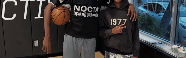 美媒晒杜兰特与球迷合照 左手拇指已无护具 脚相当长