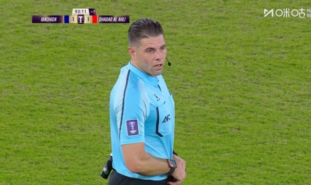 开云体育app下载-主裁的锅！人没换完→主裁响哨→掷球进场→进球→看VAR→球被吹